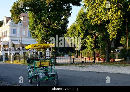 Blick auf das im neoklassizistischen Stil gehaltene Casina Valadier, ein elegantes italienisches Feinschmeckerrestaurant und Veranstaltungshalle in der Villa Borghese, Rom, Italien. Stockfoto