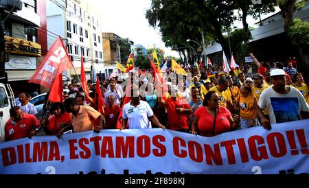 salvador, bahia, brasilien - dez. 16, 2015: Mitglieder der Gewerkschaftszentralen, politischen Parteien und sozialen Bewegungen mobilisieren zugunsten von Präsident Di Stockfoto