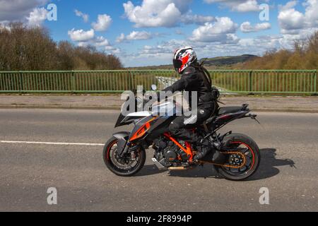 2017 KTM 1290 Superduke GT 16; Motorradfahrer; zweirädriger Transport, Motorräder, Fahrzeug auf britischen Straßen, Motorräder, Motorradfahrer, die in Manchester, Großbritannien, unterwegs sind Stockfoto