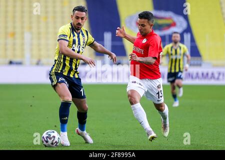 ISTANBUL, TÜRKEI - 12. APRIL: Irfan Kahveci von Fenerbahce SK und Junior Morais von Gaziantep FK während des Super Lig Spiels zwischen Fenerbahce SK und Gaz Stockfoto