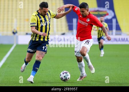 ISTANBUL, TÜRKEI - 12. APRIL: Irfan Kahveci von Fenerbahce SK und Junior Morais von Gaziantep FK während des Super Lig Spiels zwischen Fenerbahce SK und Gaz Stockfoto