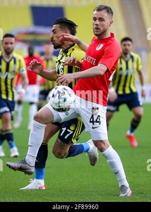 ISTANBUL, TÜRKEI - 12. APRIL 12: Irfan Kahveci von Fenerbahce SK und Alexandru Maxim von Gaziantep FK während des Super Lig Spiels zwischen Fenerbahce SK und Gaziantep FK im Sukrus Saracoglu Stadion am 2021. April 2010 in Istanbul, Türkei Foto: (Orangefarbene Bilder)*** Lokale Bildunterschrift *** Alexandru Maxim, Irfan Kahveci Stockfoto