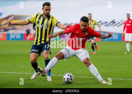 ISTANBUL, TÜRKEI - 12. APRIL 12: Irfan Kahveci von Fenerbahce SK und Junior Morais von Gaziantep FK während des Super Lig Spiels zwischen Fenerbahce SK und Gaziantep FK im Sukruu Saracoglu Stadion am 2021. April 2010 in Istanbul, Türkei Foto: (Orangefarbene Bilder)*** Lokale Bildunterschrift *** Junior Morais, Irfan Kahveci Stockfoto