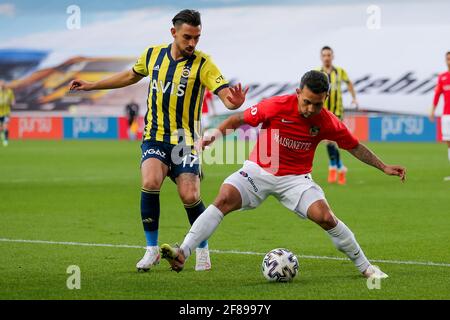 ISTANBUL, TÜRKEI - 12. APRIL: Irfan Kahveci von Fenerbahce SK und Junior Morais von Gaziantep FK während des Super Lig Spiels zwischen Fenerbahce SK und Gaz Stockfoto