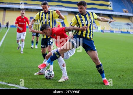 ISTANBUL, TÜRKEI - 12. APRIL: Irfan Kahveci von Fenerbahce SK, Junior Morais von Gaziantep FK und Ozan Tufan von Fenerbahce SK kämpfen um den Besitz Durin Stockfoto