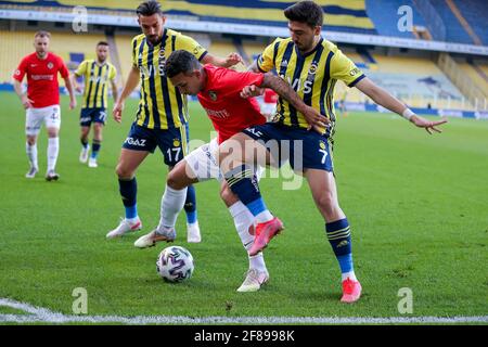 ISTANBUL, TÜRKEI - 12. APRIL: Irfan Kahveci von Fenerbahce SK, Junior Morais von Gaziantep FK und Ozan Tufan von Fenerbahce SK kämpfen um den Besitz Durin Stockfoto