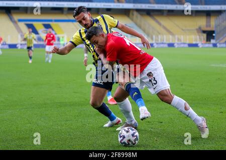 ISTANBUL, TÜRKEI - 12. APRIL: Irfan Kahveci von Fenerbahce SK und Junior Morais von Gaziantep FK kämpfen während des Super Lig-Spiels um den Besitz Stockfoto