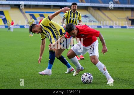 ISTANBUL, TÜRKEI - 12. APRIL: Irfan Kahveci von Fenerbahce SK und Junior Morais von Gaziantep FK kämpfen während des Super Lig-Spiels um den Besitz Stockfoto