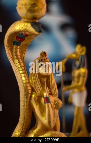 Stillleben mit ägyptischen Figuren von anubis und kleopatra mit Schlange in Gold. Stockfoto