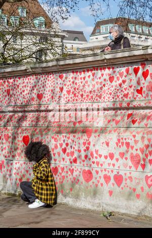 Albert Embankment, London, Großbritannien. 12. April 2021Rote Herzen auf der National Covid Memorial Wall als Hommage an die britischen Opfer der Corona Stockfoto