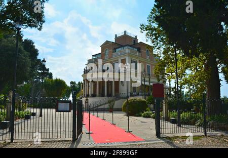 Blick auf das im neoklassizistischen Stil gehaltene Casina Valadier, ein elegantes italienisches Feinschmeckerrestaurant und Veranstaltungshalle in der Villa Borghese, Rom, Italien. Stockfoto