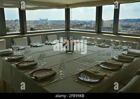 Esstisch im Casina Valadier, einem eleganten italienischen Feinschmeckerrestaurant und Veranstaltungsraum im Herzen der Villa Borghese, Rom, Italien. Stockfoto
