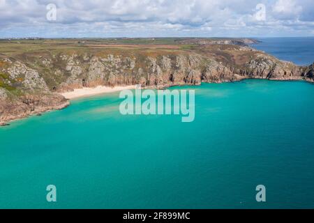 Die wunderschöne Südwestküste von Cornwall wurde an einem sonnigen Tag aus der Luft aufgenommen. Stockfoto