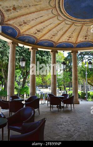 Terrassenblick auf die im neoklassizistischen Stil gehaltene Casina Valadier, ein elegantes italienisches Feinschmeckerrestaurant und Veranstaltungssaal der Villa Borghese in Rom, Italien. Stockfoto