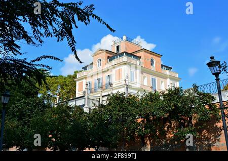 Blick auf das im neoklassizistischen Stil gehaltene Casina Valadier, ein elegantes italienisches Feinschmeckerrestaurant und Veranstaltungshalle in der Villa Borghese, Rom, Italien. Stockfoto