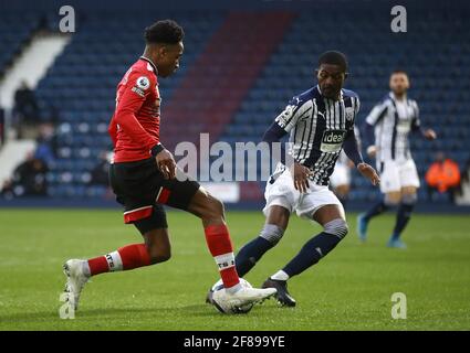 Kyle Walker-Peters von Southampton (links) und Ainsley Maitland-Niles von West Bromwich Albion in Aktion während des Premier League-Spiels bei den Hawthorns, West Bromwich. Bilddatum: Montag, 12. April 2021. Stockfoto