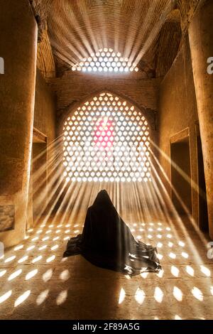 Eine muslimische Frau betet in der Jameh-Moschee von Isfahan. Dies ist eine der ältesten Moscheen, die noch im Iran stehen und die zum UNESCO-Weltkulturerbe gehört. Stockfoto