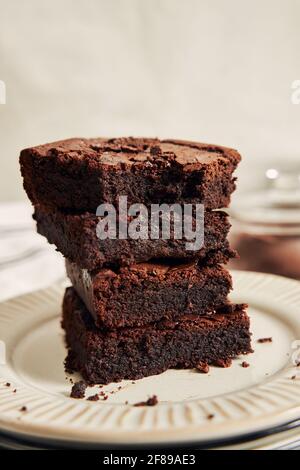 Vertikale Aufnahme von köstlich zubereiteten Brownies auf einem Tisch Stockfoto