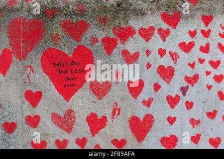Rote Herzen auf der National Covid Memorial Wall als gemalt Eine Hommage an die britischen Opfer der Coronavirus-Pandemie Stockfoto