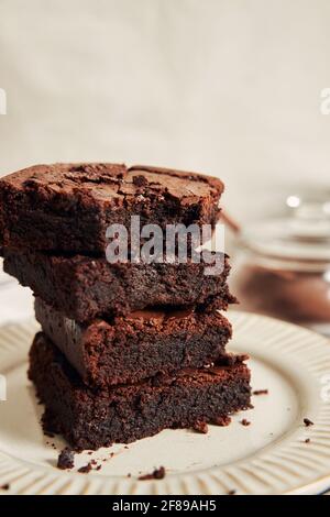 Vertikale Aufnahme von köstlich zubereiteten Brownies auf einem Tisch Stockfoto