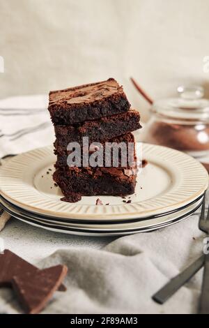 Vertikale Aufnahme von köstlich zubereiteten Brownies auf einem Tisch Stockfoto