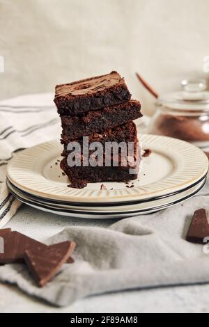 Vertikale Aufnahme von köstlich zubereiteten Brownies auf einem Tisch Stockfoto