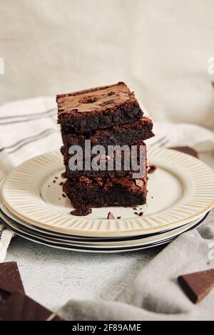 Vertikale Aufnahme von köstlich zubereiteten Brownies auf einem Tisch Stockfoto