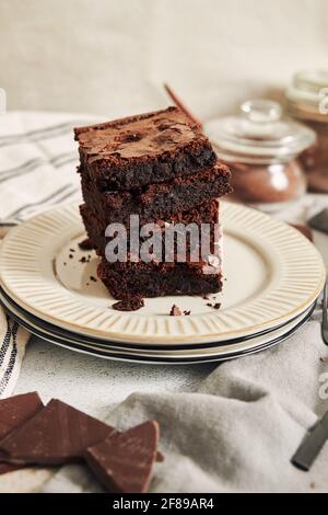 Vertikale Aufnahme von köstlich zubereiteten Brownies auf einem Tisch Stockfoto