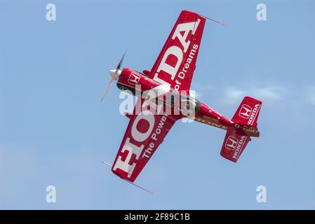 Sukhoi Su26-Kunstflugflugzeug, das von will Curtis auf Flugshows geflogen wurde. G-SIID. Gesponsert von Honda. So-26. Su-26M2 Flugzeug, das einen Messerkantenpass fliegt Stockfoto