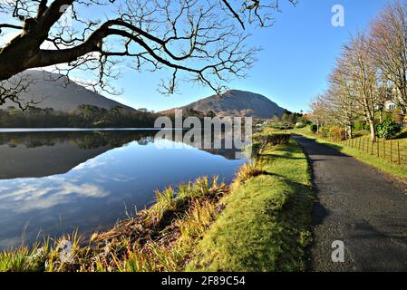 Landschaft mit Panoramablick auf die Kylemore Abbey viktorianische ummauerte Gärten am Ufer des Pollacapull Lough in Connemara, County Galway Ireland. Stockfoto