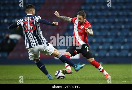 West Bromwich Albions Okay Yokuslu (links) und Southampton's Danny ings kämpfen während des Premier League-Spiels in den Hawthorns, West Bromwich, um den Ball. Bilddatum: Montag, 12. April 2021. Stockfoto