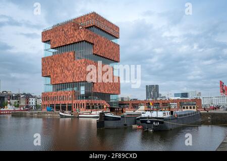 Antwerpen, Belgien - 04.29.2018: Modernes Gebäude des Muzeum aan de Stroom, MAS Museum, an einem kalten, bewölkten Tag. Berühmte Architektur Belgiens. Stockfoto