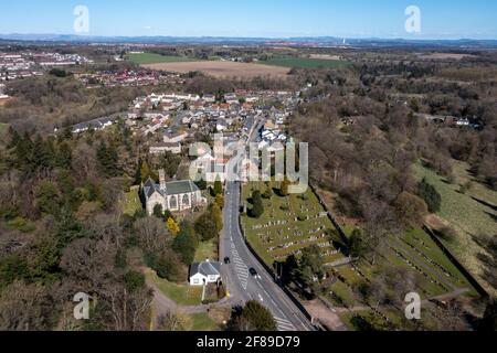 Luftaufnahme des Dorfes Mid Calder, West Lothian, Schottland. Stockfoto