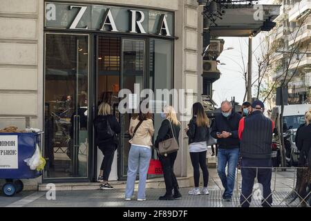 Thessaloniki, Griechenland - April 12 2021: Klicken Sie auf und sammeln Sie den Eingang des Zara-Geschäfts mit wartenden Kunden. Schaufensterpräsentation von Ladenverkäufen mit einer Click-Away-Option aufgrund von covid-19-Sicherheitsvorkehrungen. Stockfoto