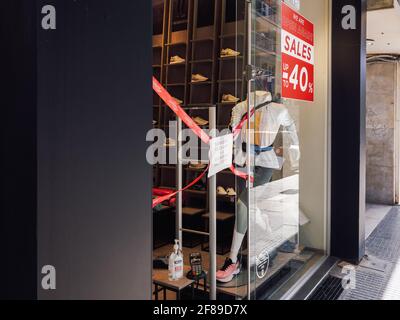 Thessaloniki, Griechenland - April 12 2021: Klicken Sie auf und sammeln Sie offenen Store Eingang ohne Kunden. Schaufensterpräsentation von Ladenverkäufen mit einer Click-Away-Option aufgrund von covid-19-Sicherheitsvorkehrungen. Stockfoto