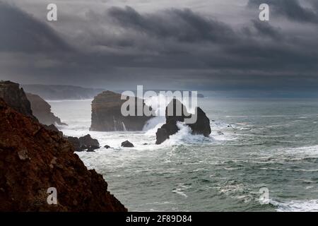 Malerische Aussicht auf die Küste entlang Carrapateira mit den Felsformationen und Wellen, die während eines Sturms in die Felsen stürzen, an der Algarve, Portugal Stockfoto