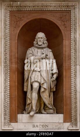 Statue von Francis Bacon von William Theed in Nische über dem hinteren Eingang der Royal Academy of Arts (RA) in Burlington Gardens, London Stockfoto