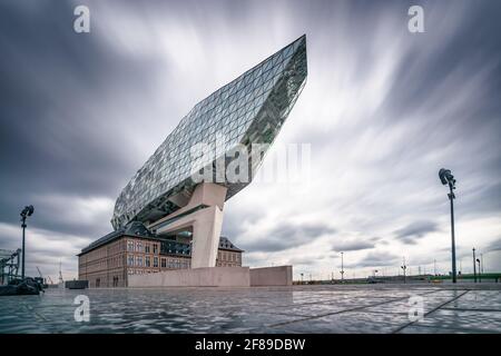 Antwerpen, Belgien - 04.29.2018: Aufnahme eines modernen Gebäudes des Port Authority Building in einem niedrigen Winkel und einer langen Belichtungszeit an einem bewölkten, regnerischen Tag. Berühmte Architektur Stockfoto