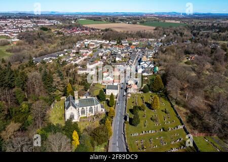 Luftaufnahme des Dorfes Mid Calder, West Lothian, Schottland. Stockfoto