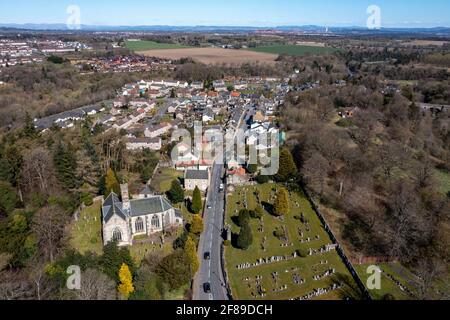 Luftaufnahme des Dorfes Mid Calder, West Lothian, Schottland. Stockfoto