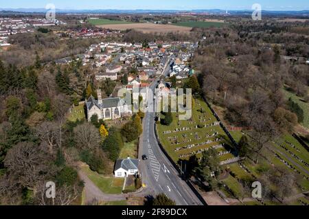 Luftaufnahme des Dorfes Mid Calder, West Lothian, Schottland. Stockfoto