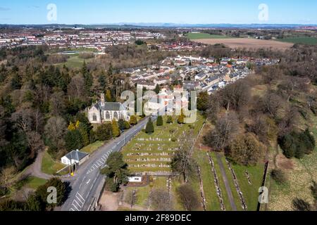 Luftaufnahme des Dorfes Mid Calder, West Lothian, Schottland. Stockfoto