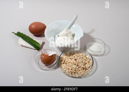 Inhaltsstoffe der Maske „Eierweiß“. Eiweiß, Aloe, Zucker, Haferflocken. Stockfoto