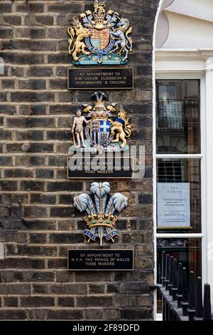 Die drei Royal Warrants an der Wandfront von Ede und Ravenscroft, gegründet 1689, von der Königin, dem Prinz von Wales und dem Herzog von Edinburgh Stockfoto