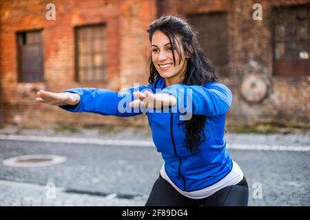 Schöne Frau genießt das Training im Freien. Stockfoto