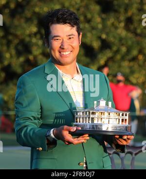 Augusta, USA. April 2021. Hideki Matsuyama hält die Masters Trophy ab, die das Clubhaus darstellt, nachdem er am Sonntag, dem 11. April 2021, die Masters gewonnen hat, im Augusta National Golf Club in Augusta, Georgia. (Foto von Curtis Compton/Atlanta Journal-Constitution/TNS/Sipa USA) Quelle: SIPA USA/Alamy Live News Stockfoto