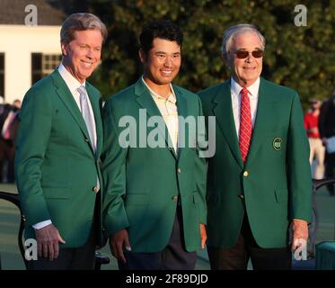 Augusta, USA. April 2021. Von links: Der Vorsitzende Fred Ridley, Hideki Matsuyama und der emeritierte Vorsitzende Billy Payne während der Green Jacket-Zeremonie, nachdem Matsuyama am Sonntag, dem 11. April 2021, im August National Golf Club in Augusta, Georgia, die Masters gewonnen hatte. (Foto von Curtis Compton/Atlanta Journal-Constitution/TNS/Sipa USA) Quelle: SIPA USA/Alamy Live News Stockfoto