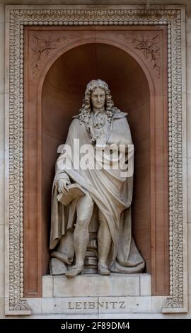 Statue von Gottfried Leibniz von Patrick MacDowell in Nische über dem hinteren Eingang der Royal Academy of Arts (RA) in Burlington Gardens, London Stockfoto