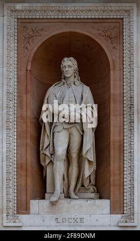 Statue von John Locke von William Theed in Nische über dem hinteren Eingang der Royal Academy of Arts (RA) in Burlington Gardens, London Stockfoto