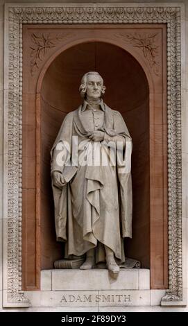 Statue von Adam Smith von William Theed in Nische über dem hinteren Eingang der Royal Academy of Arts (RA) in Burlington Gardens, London Stockfoto